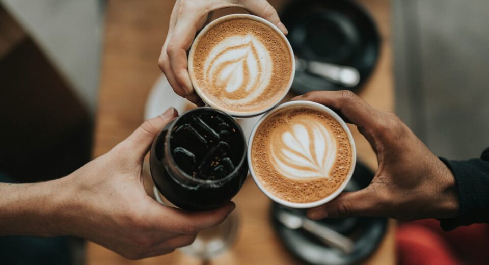 Kopi untuk Bertahan, Begadang untuk Mengejar, Rutinitas yang Dianggap Normal oleh Anak Muda, Ternyata Ada Dampak Buruknya (unsplash)