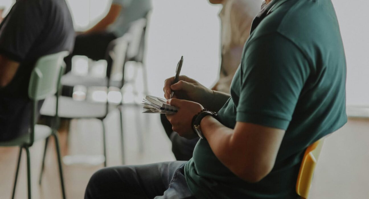 Dari Ruang Kelas ke Warung Kopi lalu Makan Tahu Tek: Cara Mahasiswa Surabaya Menjalani Perkuliahan (istimewa/ unsplash)