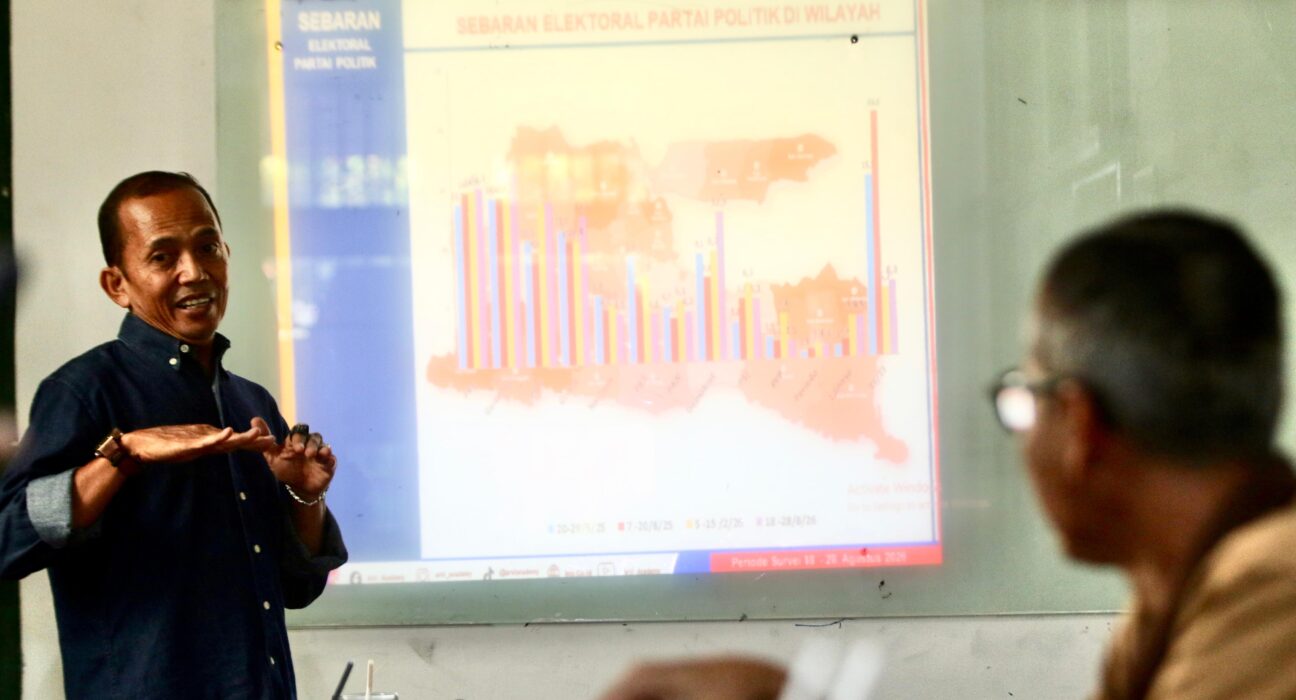 Peneliti ARCI Baihaki Sirajt saat paparan survei di Surabaya, Kamis (3/9/2026) (istimewa/ surabayakabarmetro.id)