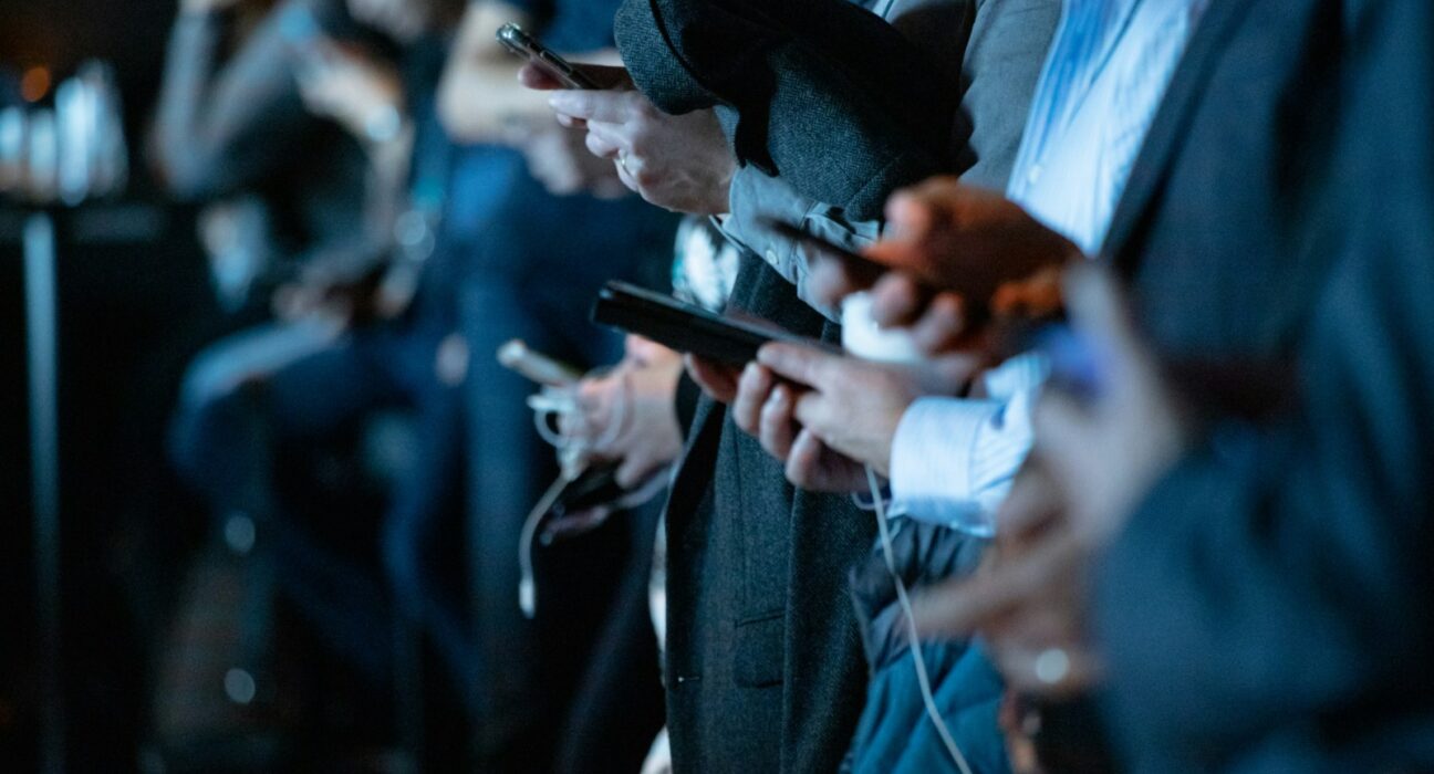 Kamu Sulit Berhenti Scroll Media Sosial? Hati-hati, Bisa Jadi Kamu Kena Fenomena Doomscrolling (Unsplash)