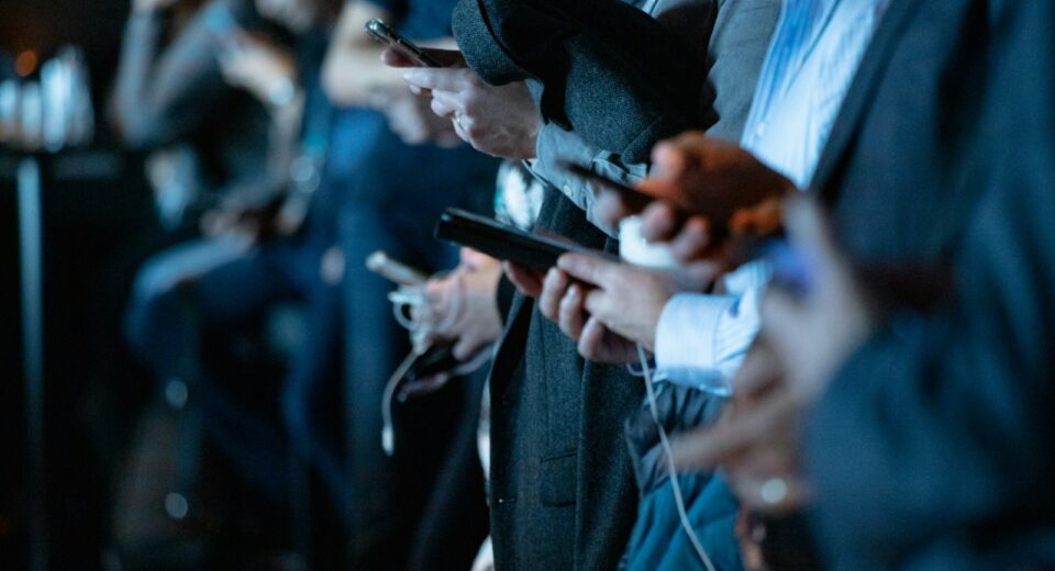 Kamu Sulit Berhenti Scroll Media Sosial? Hati-hati, Bisa Jadi Kamu Kena Fenomena Doomscrolling (Unsplash)