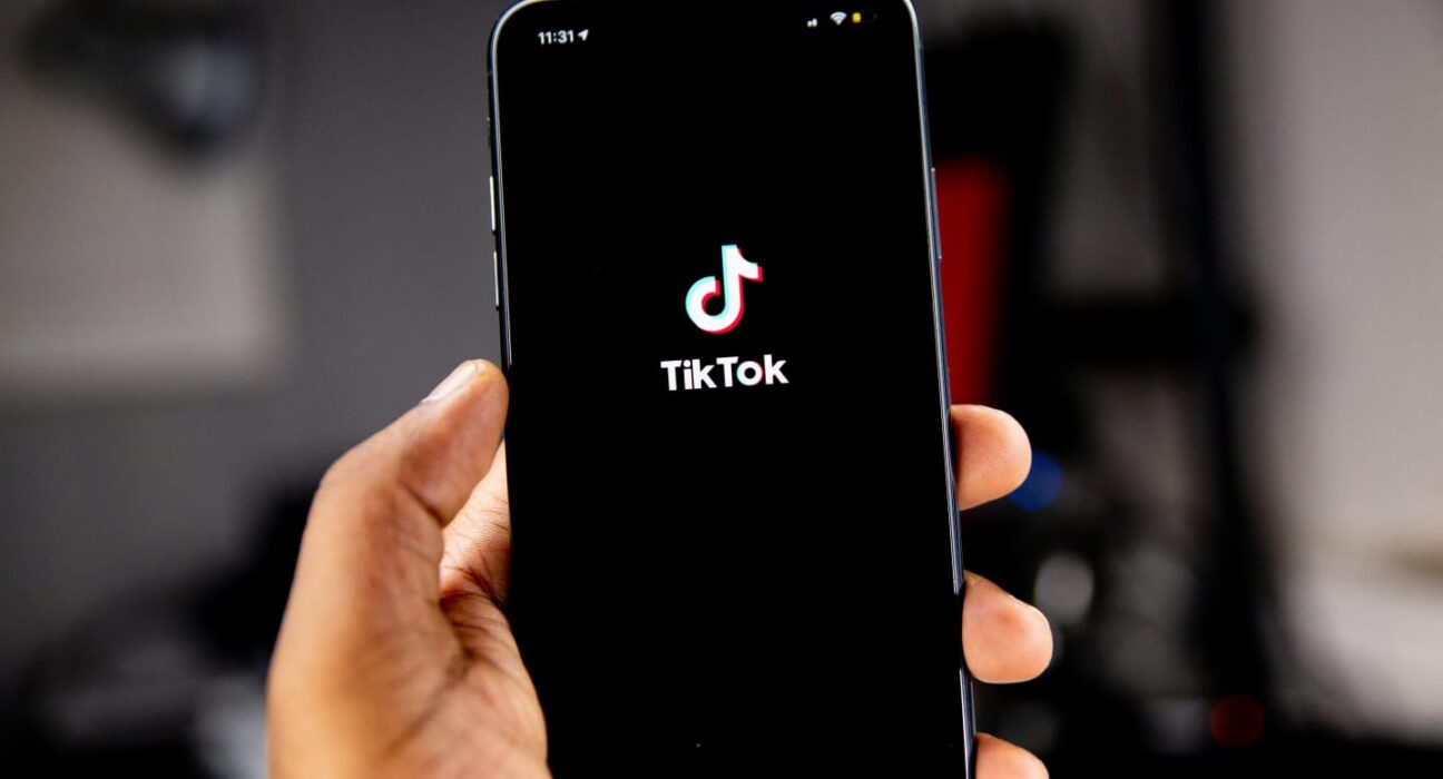 Bagaimana Jika Algoritma TikTok Lebih Mengenal Kita daripada Teman Sendiri? (istimewa/ unsplash)