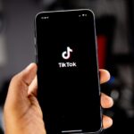 Baru Salah Sedikit, Kok Rasanya Satu Dunia Tahu? Benarkah Itu Spotlight Effect?