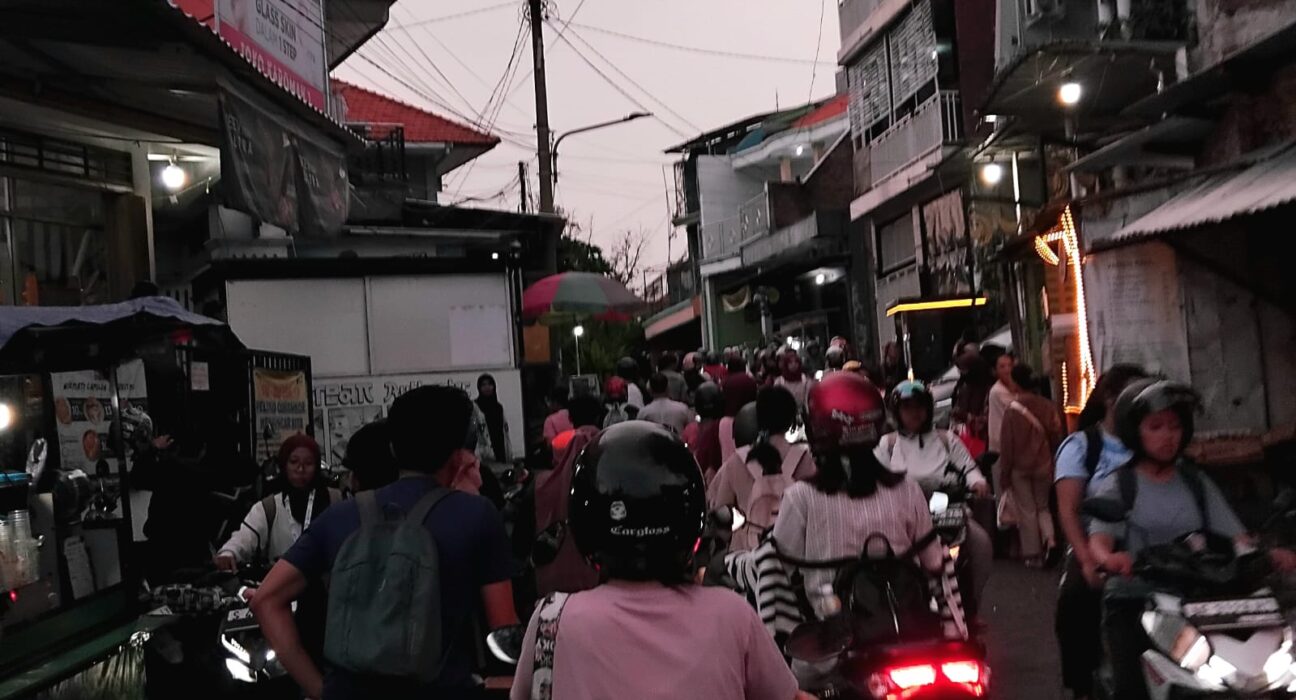 Kelihatannya Sepele Tapi Berbahaya, Kebiasaan Berkendara yang Sering Diabaikan dan Dianggap Remeh (surabayakabarmetro.id/ Alya Sabila)