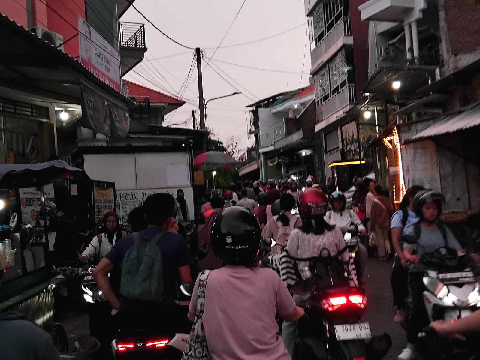 Kelihatannya Sepele Tapi Berbahaya, Kebiasaan Berkendara yang Sering Diabaikan dan Dianggap Remeh (surabayakabarmetro.id/ Alya Sabila)