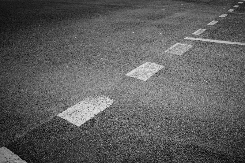 Bukan untuk Hiasan, Garis-garis di Jalanan Punya Fungsi Penting, Bisa Menyelamatkan Nyawa Kalian (unsplash)