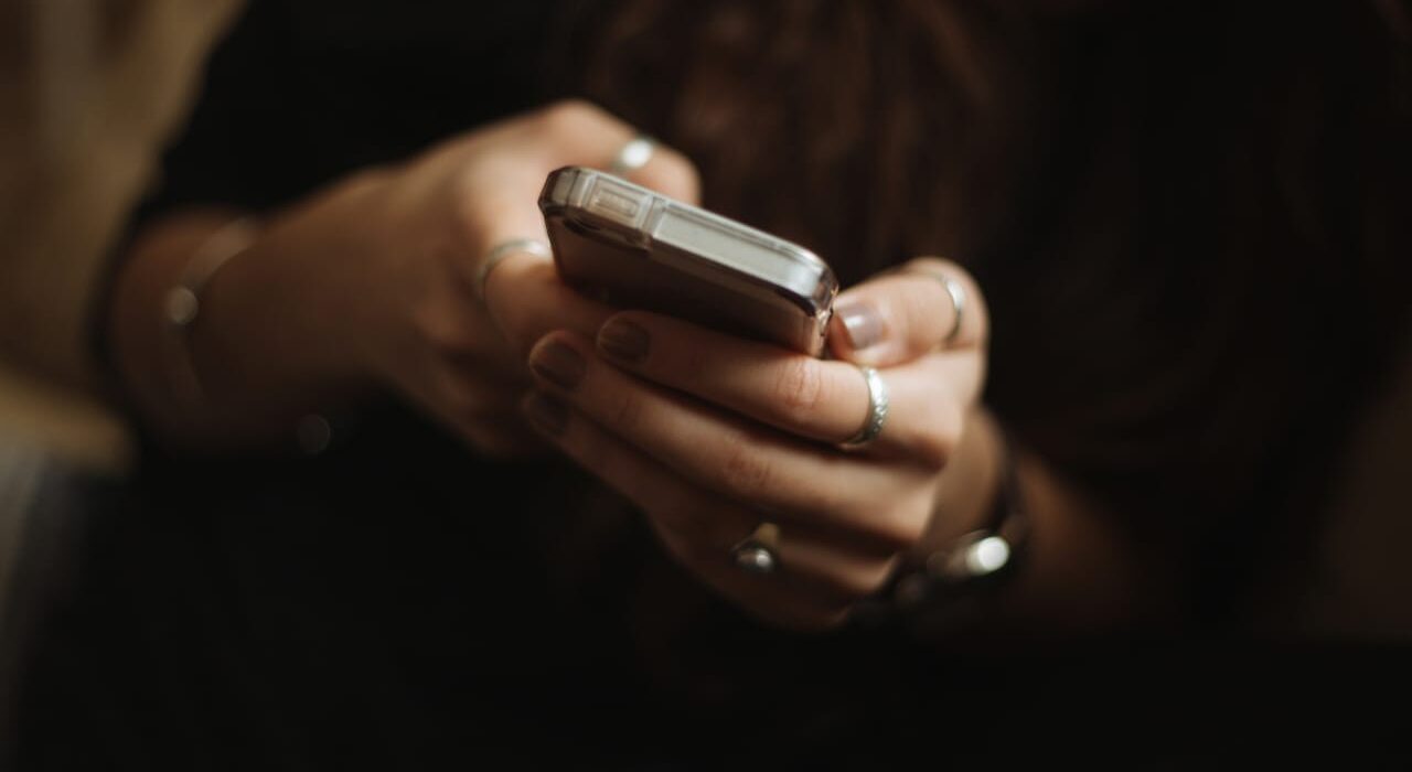 Niat Tidur Cepat, Berakhir Jam 2 Ilustrasi artikel Pagi, Bagaimana Bisa 'Lima Menit Lagi' Jadi Tiga Jam? (unsplash)