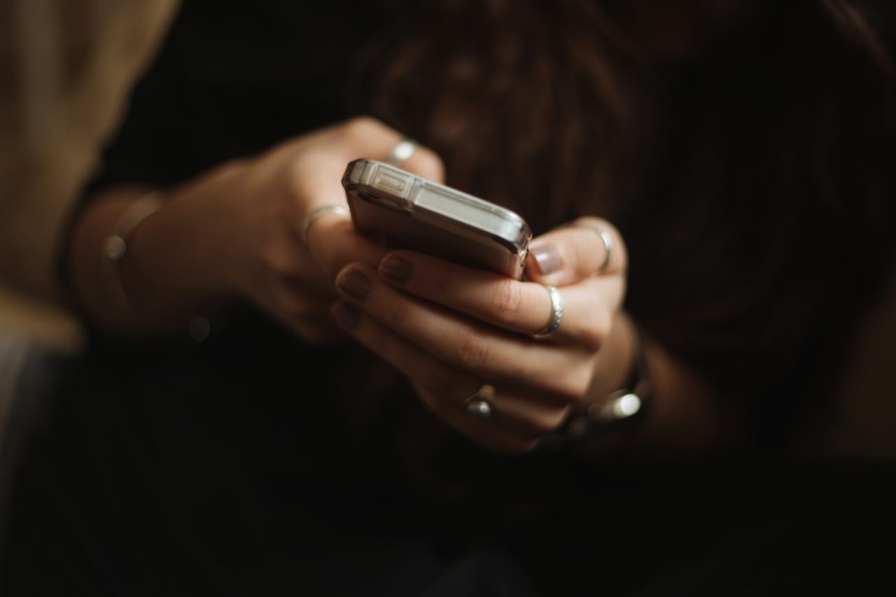 Niat Tidur Cepat, Berakhir Jam 2 Ilustrasi artikel Pagi, Bagaimana Bisa 'Lima Menit Lagi' Jadi Tiga Jam? (unsplash)