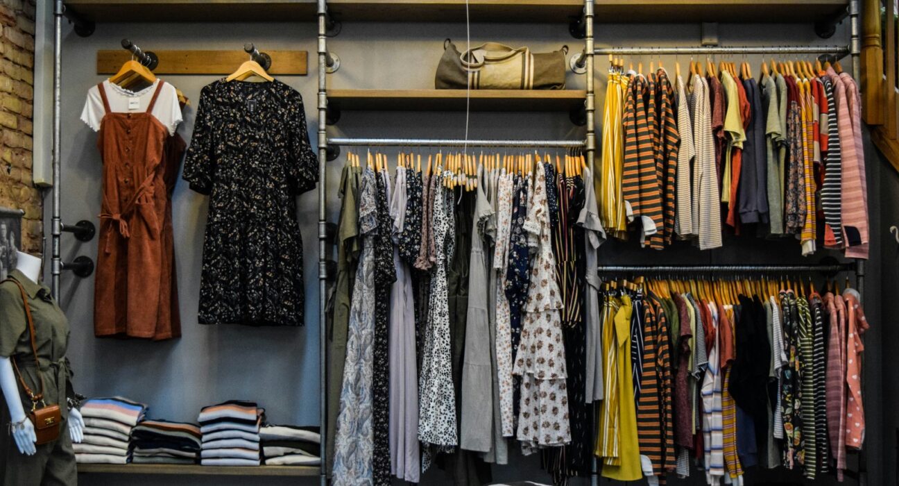 Sudah Punya Banyak Baju, Tapi Masih Bilang ‘Nggak Punya Baju’? Kok Bisa? (istimewa/ unsplash)