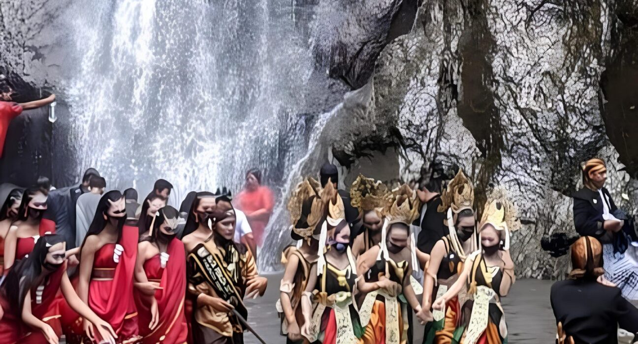 Ketika Air Menjadi Warisan, Inilah Siraman Sedudo, Tradisi Unik dari Nganjuk (SurabayaKabarMetro.id/ Alya Sabila)