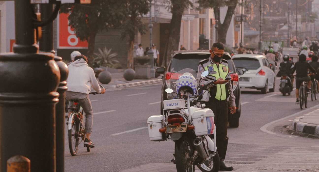 Tilang Manual Kembali Diterapkan di Surabaya, Lihat Pelanggaran yang Bisa Membuat Pengendara Ditindak (istimewa/ pexels)