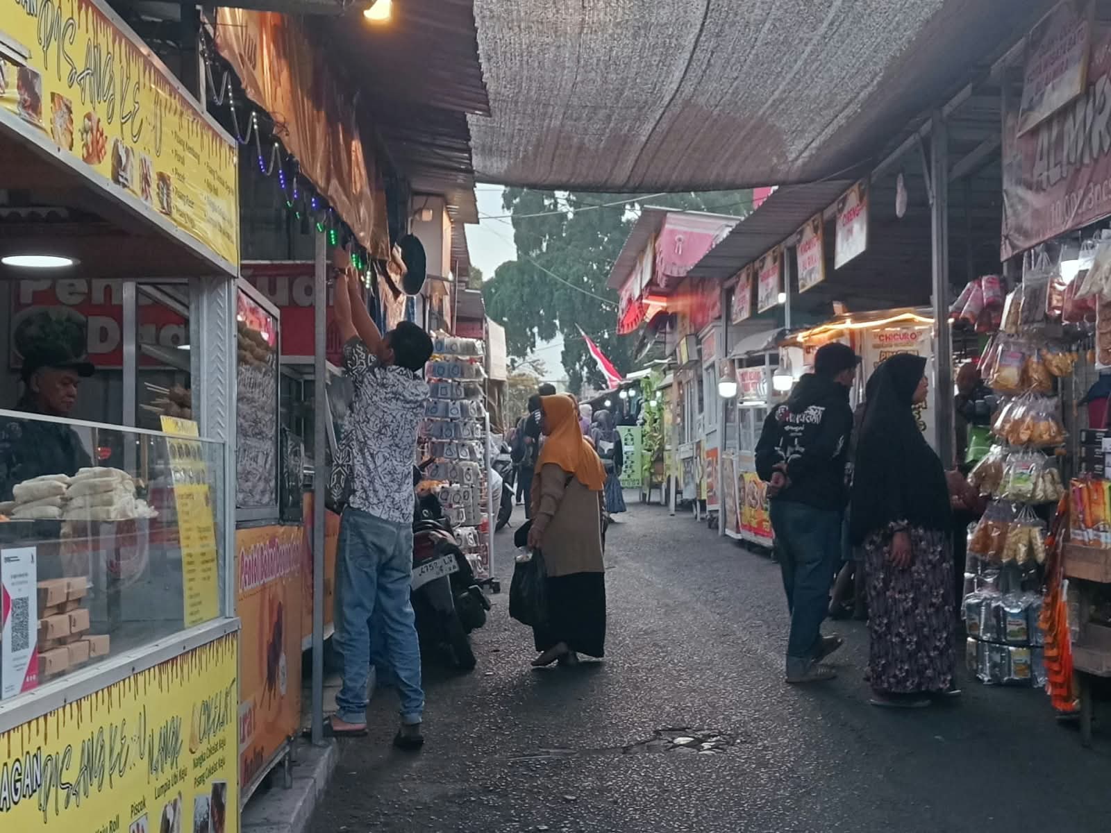 Poster AI Makin Banyak Dipakai UMKM, Tapi Kenapa Hampir Semua Desainnya Sama? (surabayakabarmetro.id/ Anisah RA)