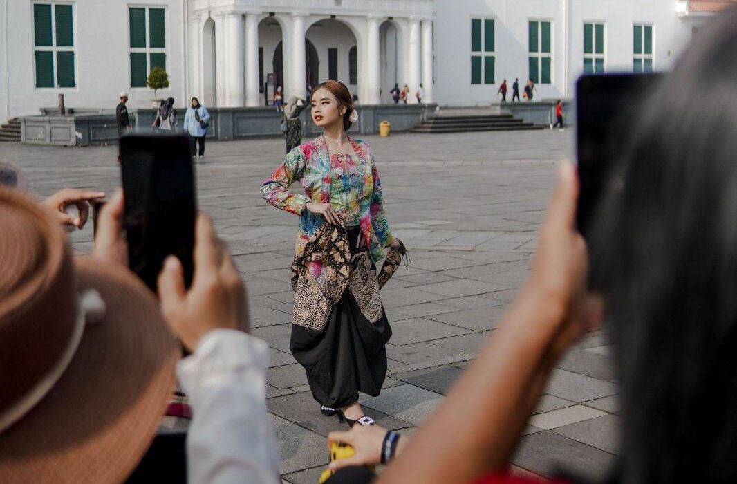 Hari Batik Nasional, Dulu Batik Hanya untuk Acara Formal, Kini Jadi Outfit Gen Z (pexels)