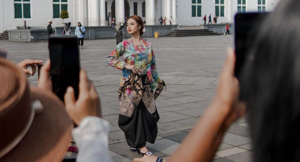 Hari Batik Nasional, Dulu Batik Hanya untuk Acara Formal, Kini Jadi Outfit Gen Z (pexels)