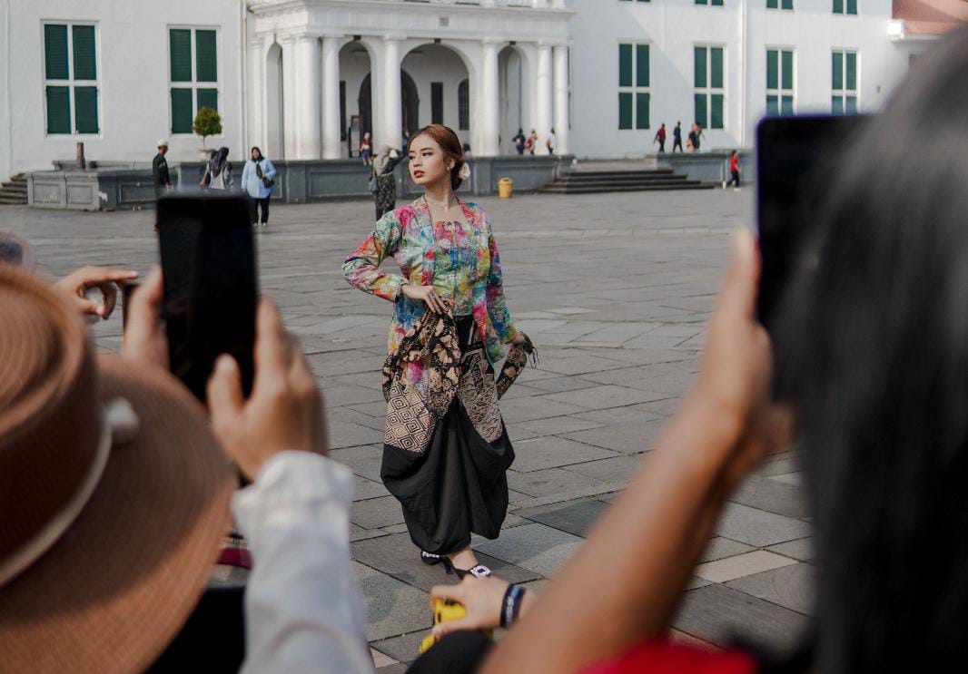 Hari Batik Nasional, Dulu Batik Hanya untuk Acara Formal, Kini Jadi Outfit Gen Z (pexels)