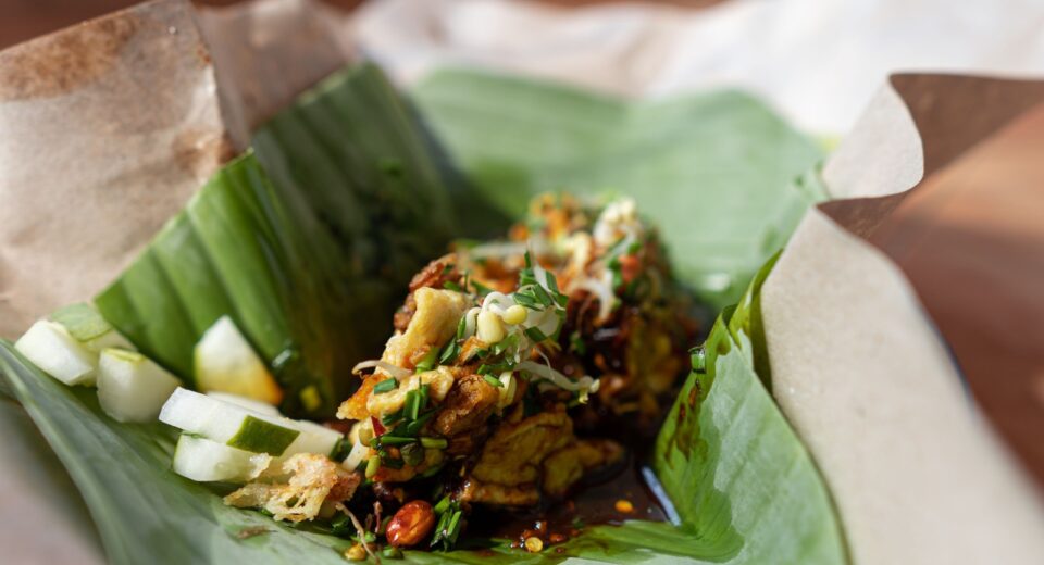 Beralas Daun Pisang, Pecel Pincuk Garahan Jember Punya Cerita Sendiri (istimewa/ pexels)