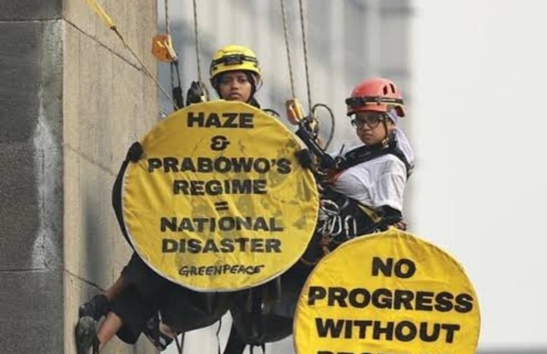 Cara Greenpeace Desak Pemerintah Serius Tangani Krisis Iklim di Indonesia, Bentangkan Spanduk di Bundaran HI (istimewa/ greenpeace)