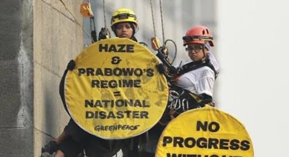 Cara Greenpeace Desak Pemerintah Serius Tangani Krisis Iklim di Indonesia, Bentangkan Spanduk di Bundaran HI (istimewa/ greenpeace)