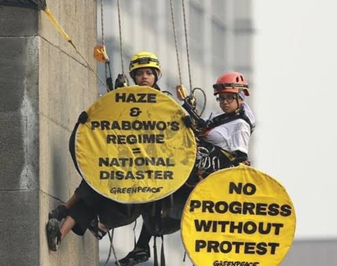 Cara Greenpeace Desak Pemerintah Serius Tangani Krisis Iklim di Indonesia, Bentangkan Spanduk di Bundaran HI (istimewa/ greenpeace)