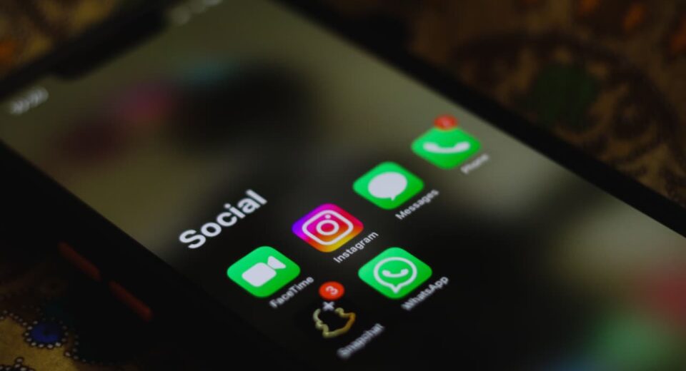 Saat Informasi Penting Tak Lagi Menjangkau Banyak Orang, Benarkah Postingan Karhutla Dibatasi? (pexels)